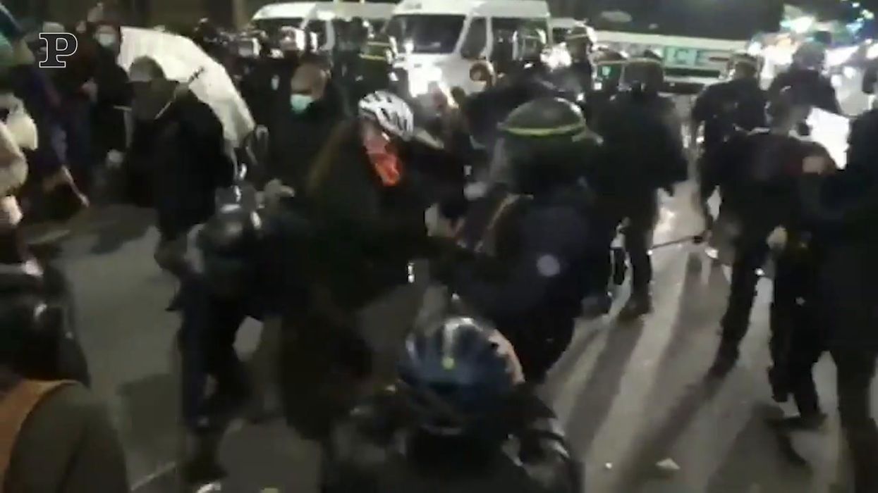 Francia, scontri violentissimi tra polizia e manifestanti contro Macron | video