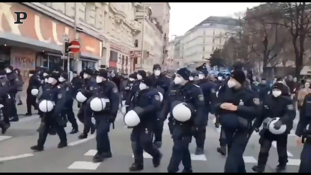 Vienna, 5mila persone in piazza contro le restrizioni anti-Covid | video