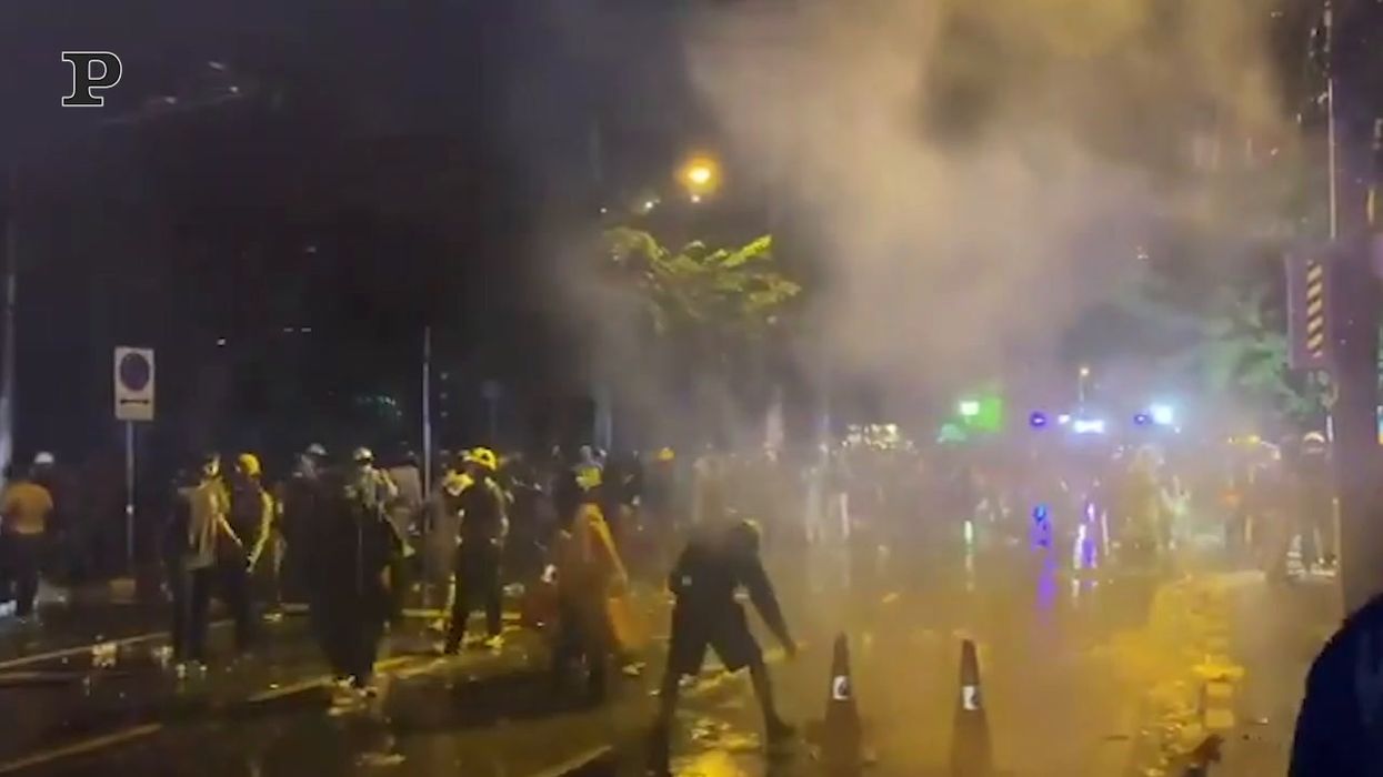 Thailandia, manifestanti pro democrazia davanti al Parlamento, la polizia interviene con idranti | video