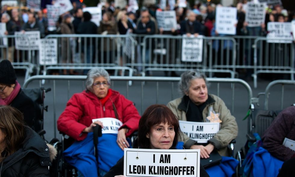 New York: in sedia a rotelle contro "La morte di Klinghoffer"