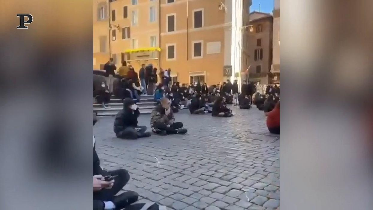 Scuola, continuano le manifestazioni degli studenti contro la dad | video