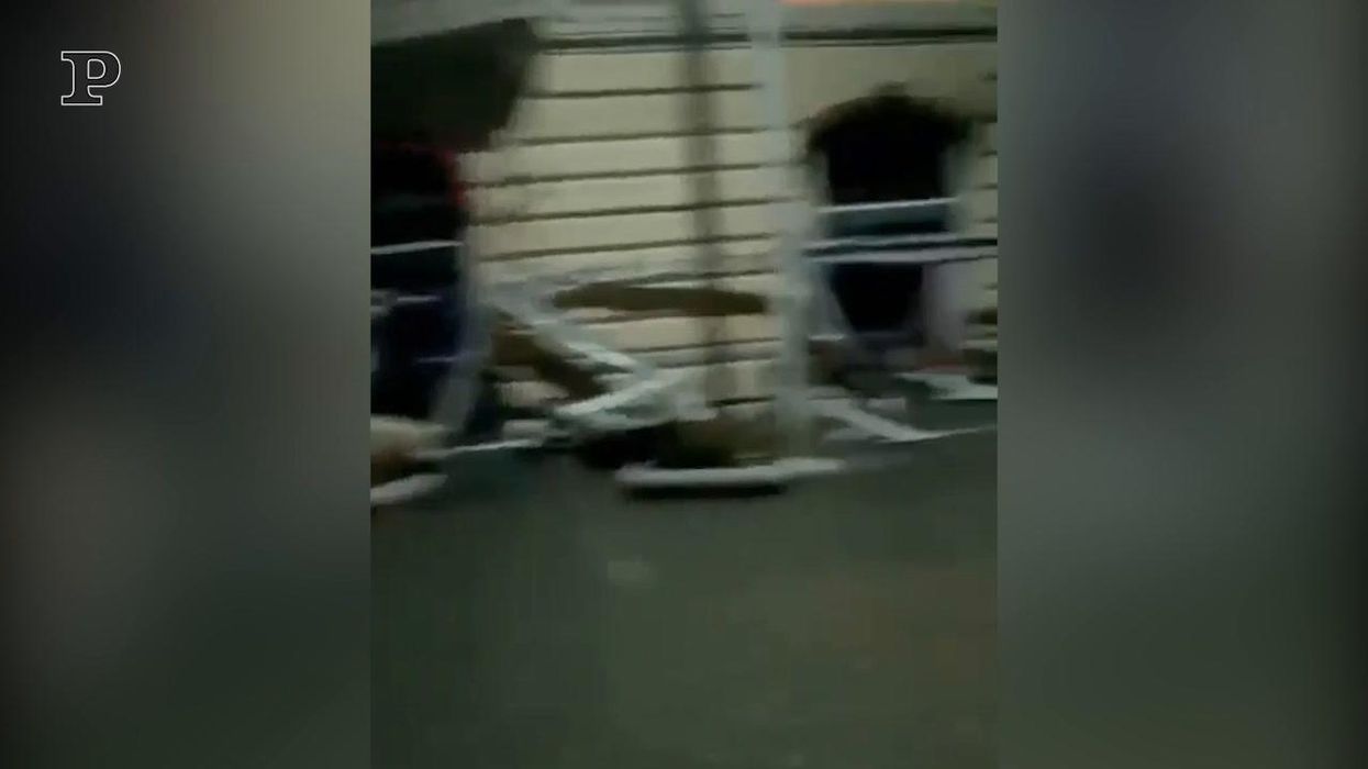 Mareggiata violenta a Napoli: l'acqua invade le strade e distrugge tutto | video