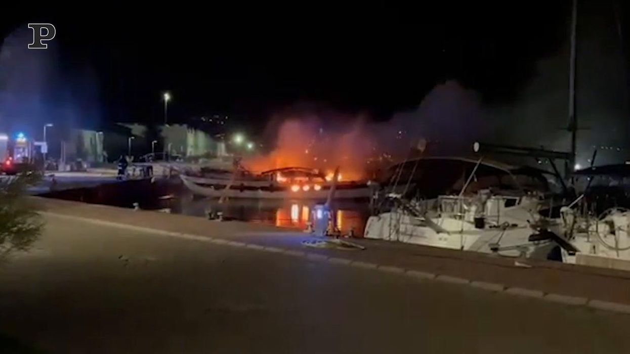 Marina di Stabia, a fuoco una barca a vela: muore una ragazza di 29 anni | video
