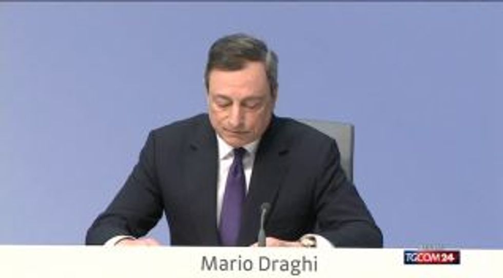 Mario-Draghi-aggredito con-i-coriandoli