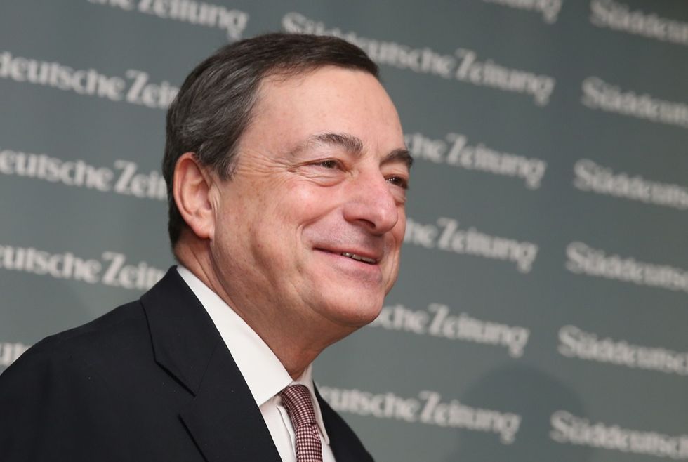 Draghi all'Italia: più sforzi sul debito