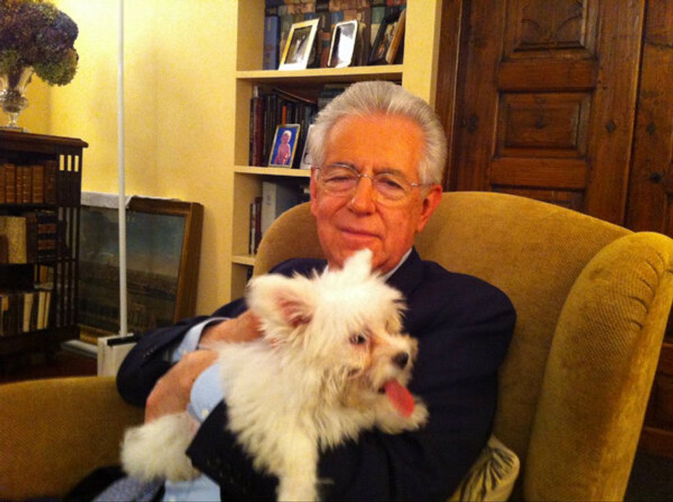 In campagna elettorale fa il suo ingresso anche Empatia, il cane di Mario Monti