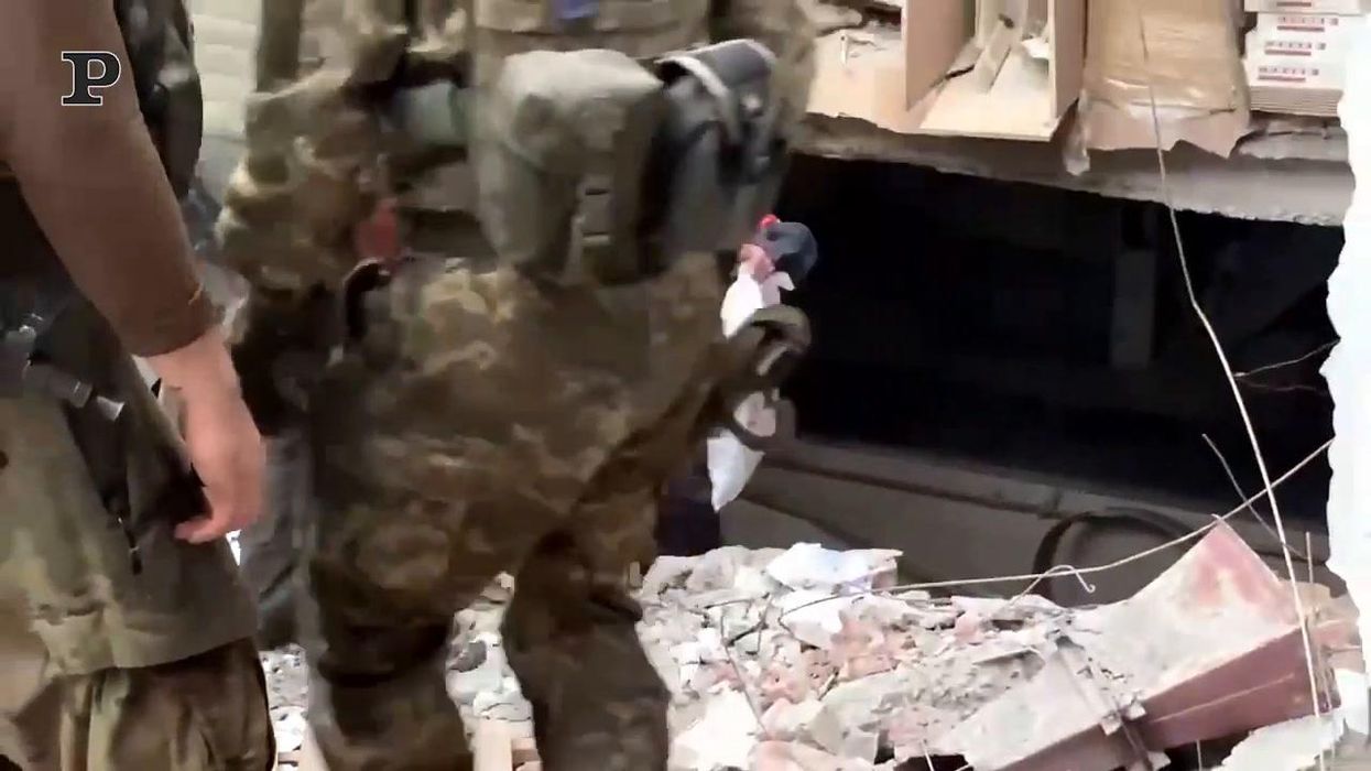 Mariupol, l'evacuazione dei civili dall'acciaieria Azovstal | Video