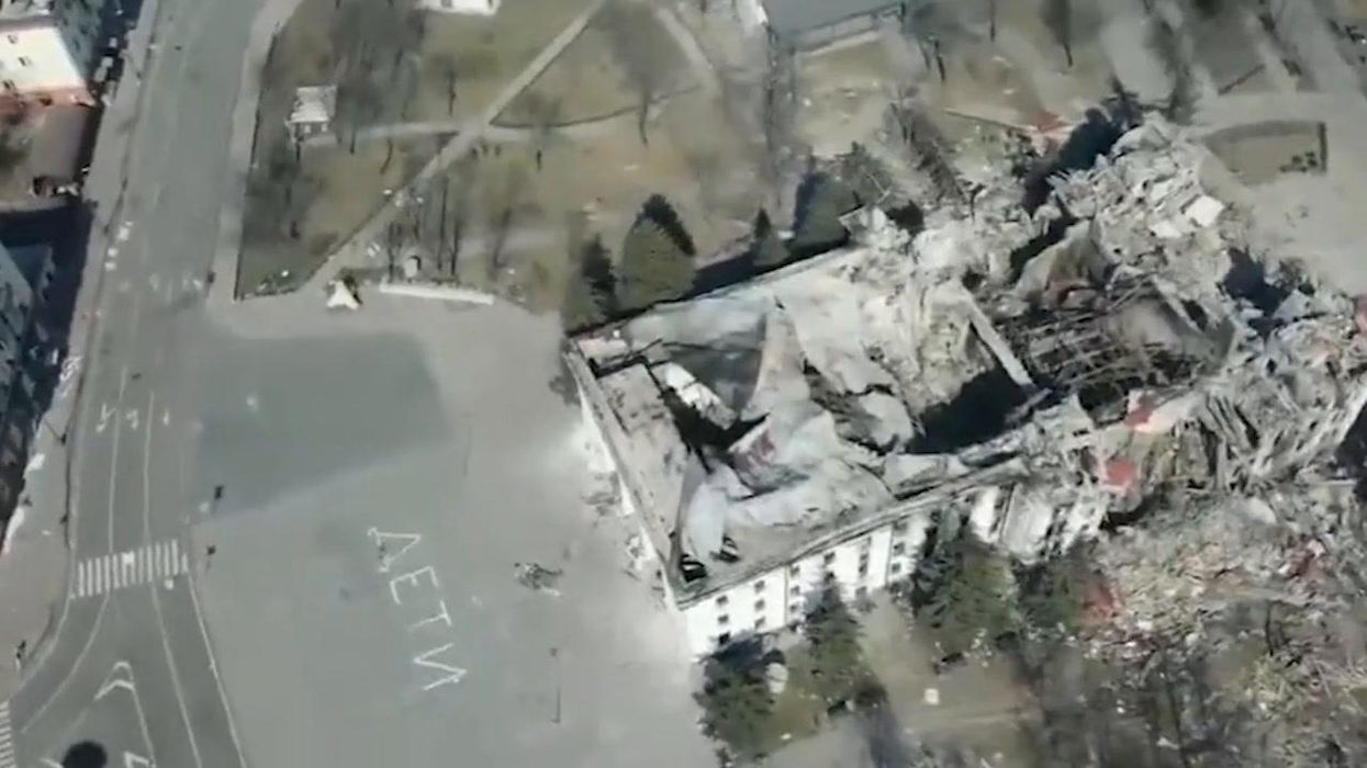 Mariupol, la devastazione della città vista dall'alto | Video