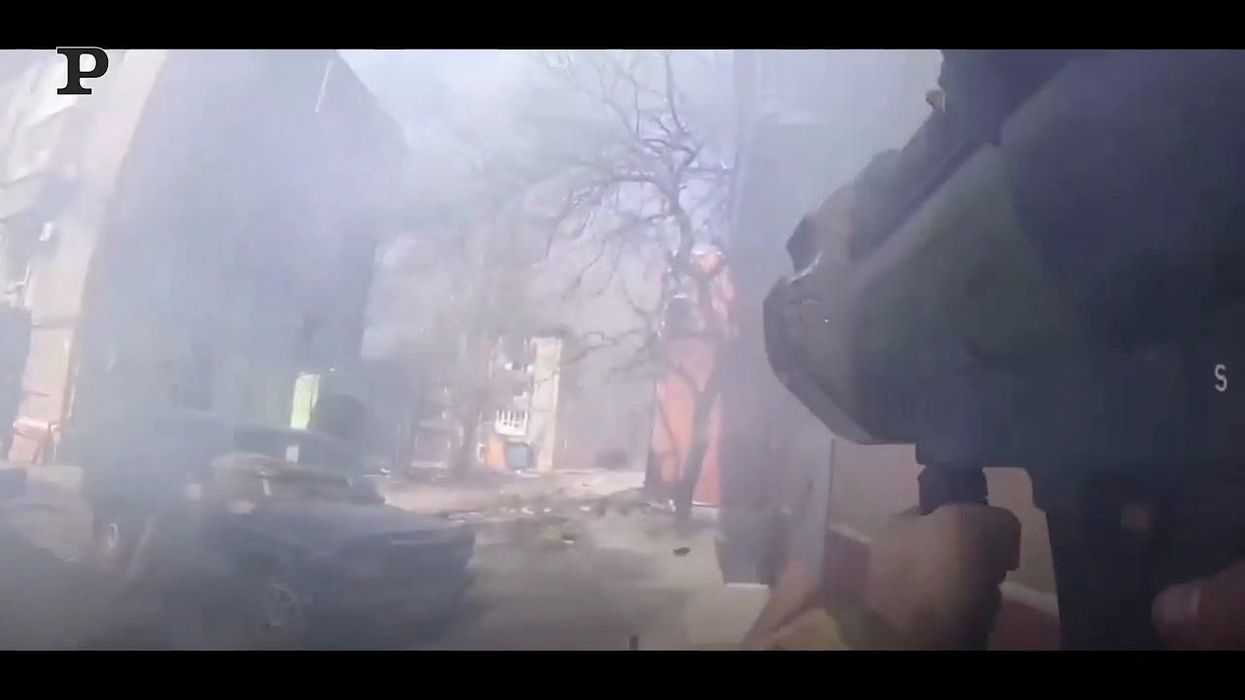 Mariupol, soldato ucraino distrugge un carro armato russo con un missile anticarro | Video