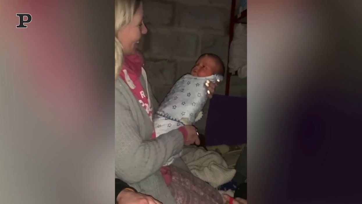 Mariupol, una mamma canta al suo bambino appena nato in un rifugio | Video