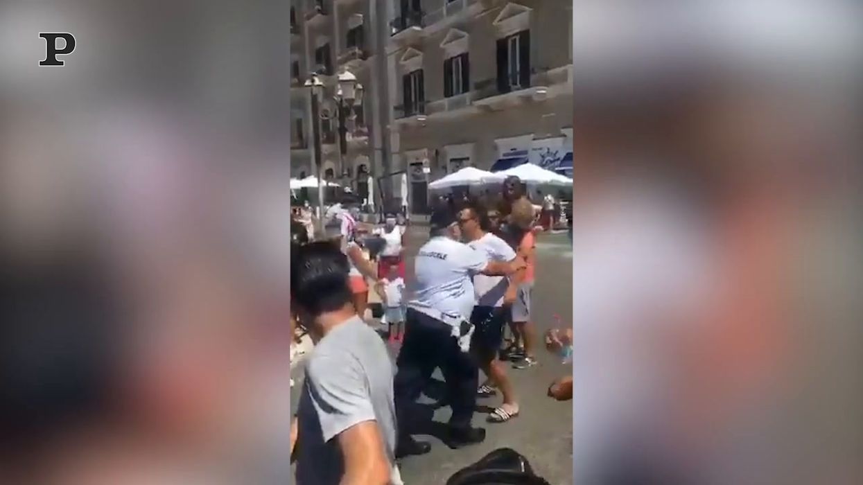 Taranto, turista senza mascherina allontanato da un poliziotto | video