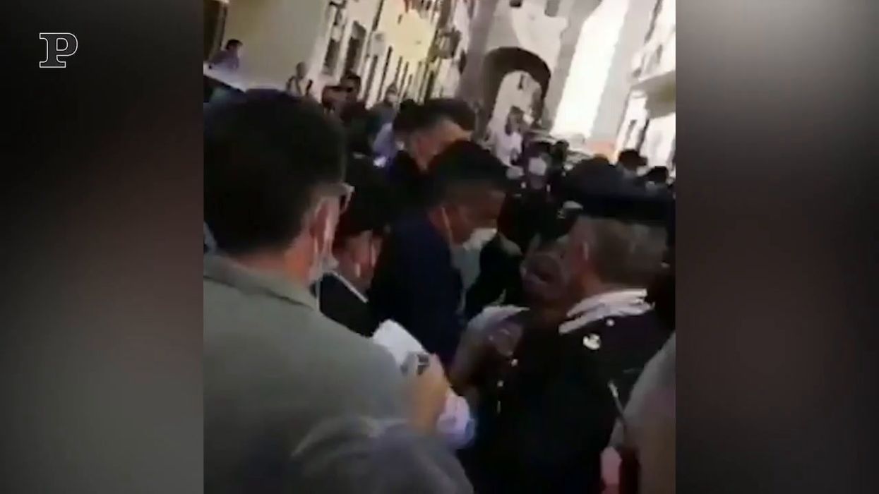 Matteo Salvini aggredito da una donna a Pontassieve | video