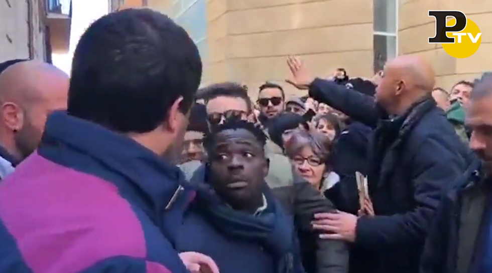 Matteo Salvini venditore ambulante video