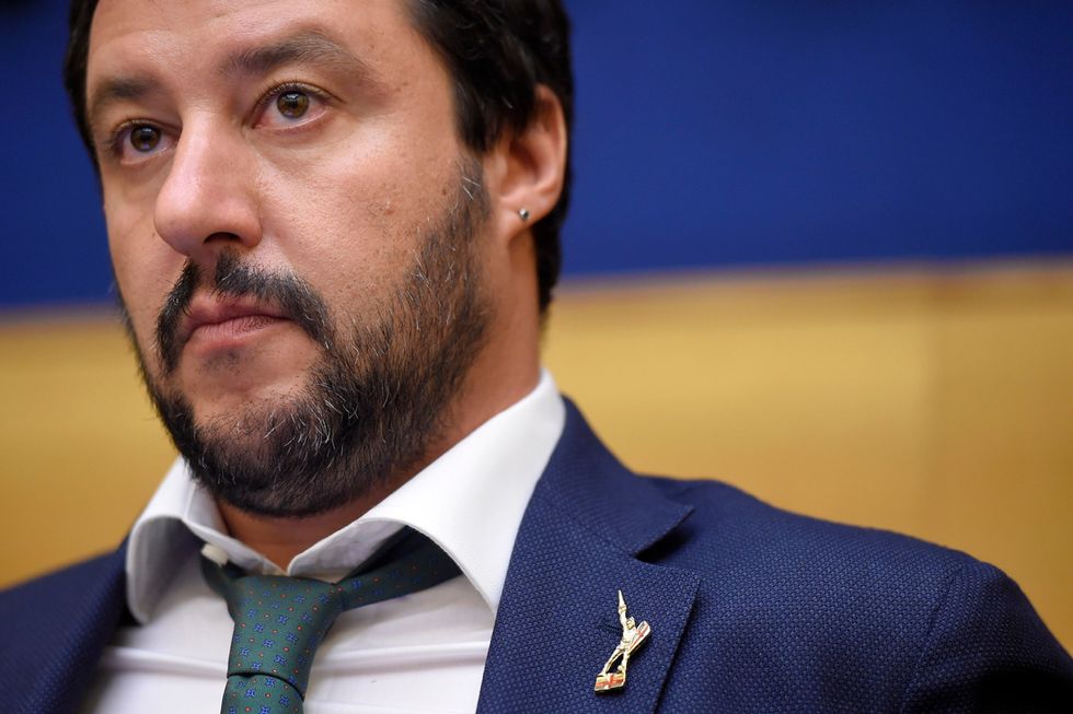 Salvini sfida Berlusconi: "Alle primarie anche contro di lui"