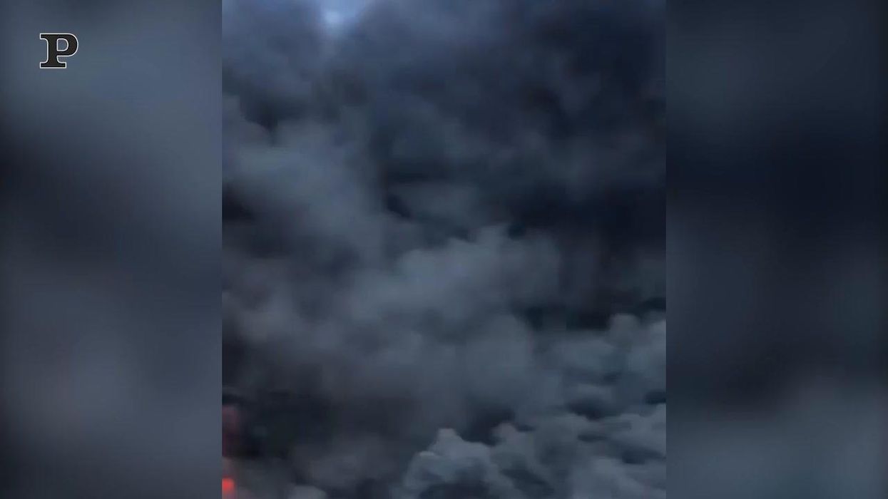 Maxi-incendio nel beneventano: in fiamme un'azienda di logistica ad Airola | video