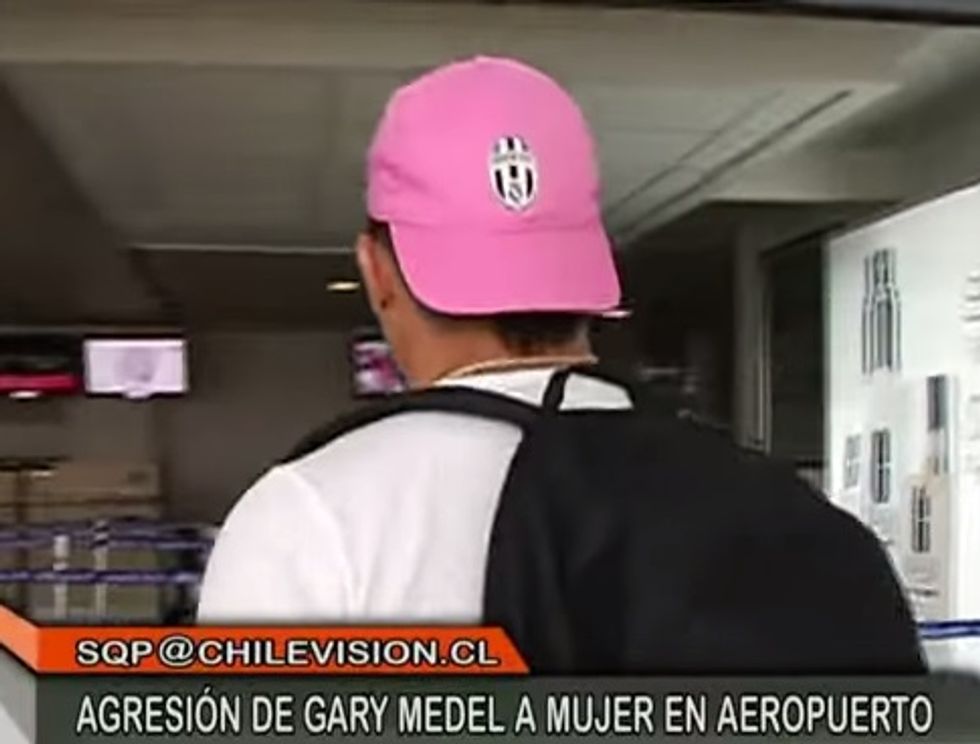 Medel va dall'Inter: (ma nel 2012 indossava un cappellino della Juve)