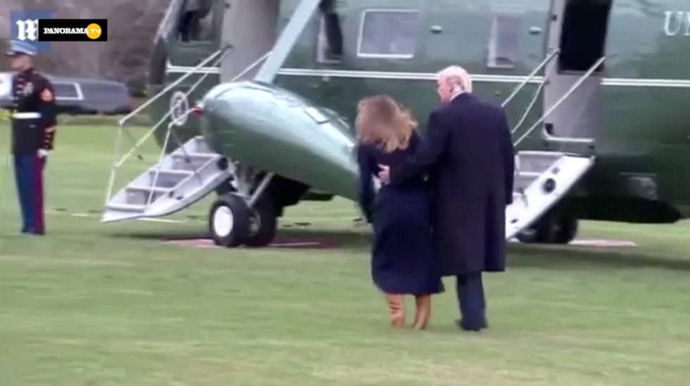 Melania Trump inciampa Donald la sorregge video