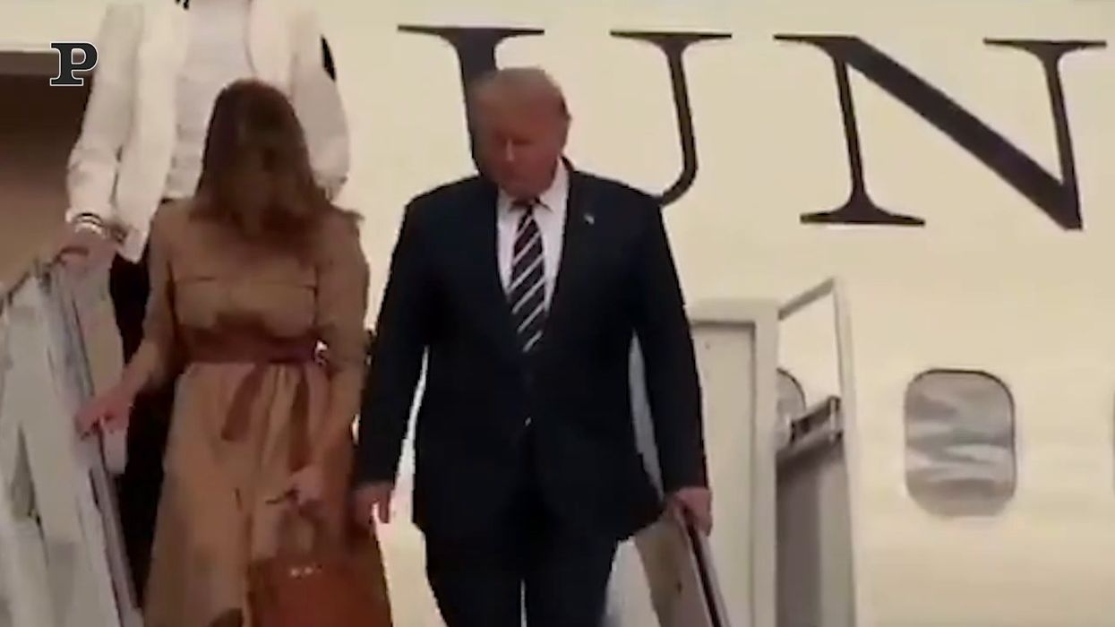 Melania Trump rifiuta di dare la mano al marito