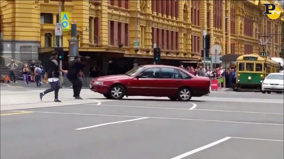 Melbourne auto investe passanti marciapiede
