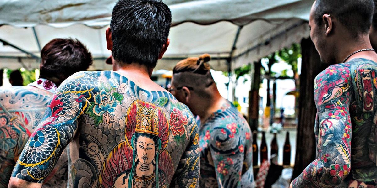 ​Membri della mafia nipponica Yakuza esibiscono i corpi ricoperti di tatuaggi durante la festa shintoista Sanja Matsuri,  a Tokyo.