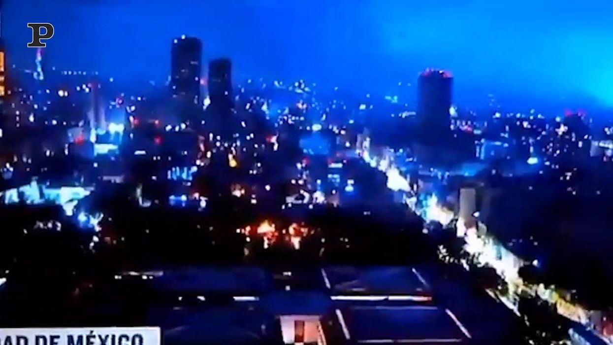 Messico, le luci sismiche illuminano il cielo durante il terremoto | video
