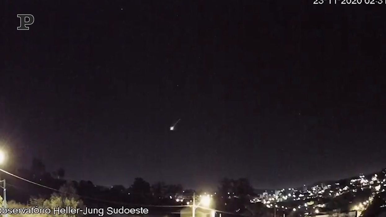 Brasile, meteora esplode nel cielo | video