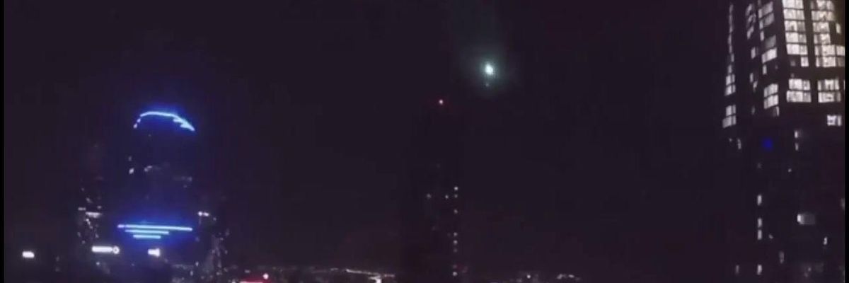 Melbourne, meteorite illumina la notte | video