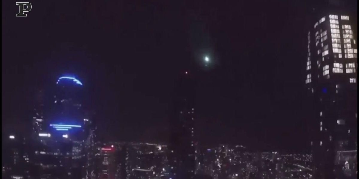 Melbourne, meteorite illumina la notte | video