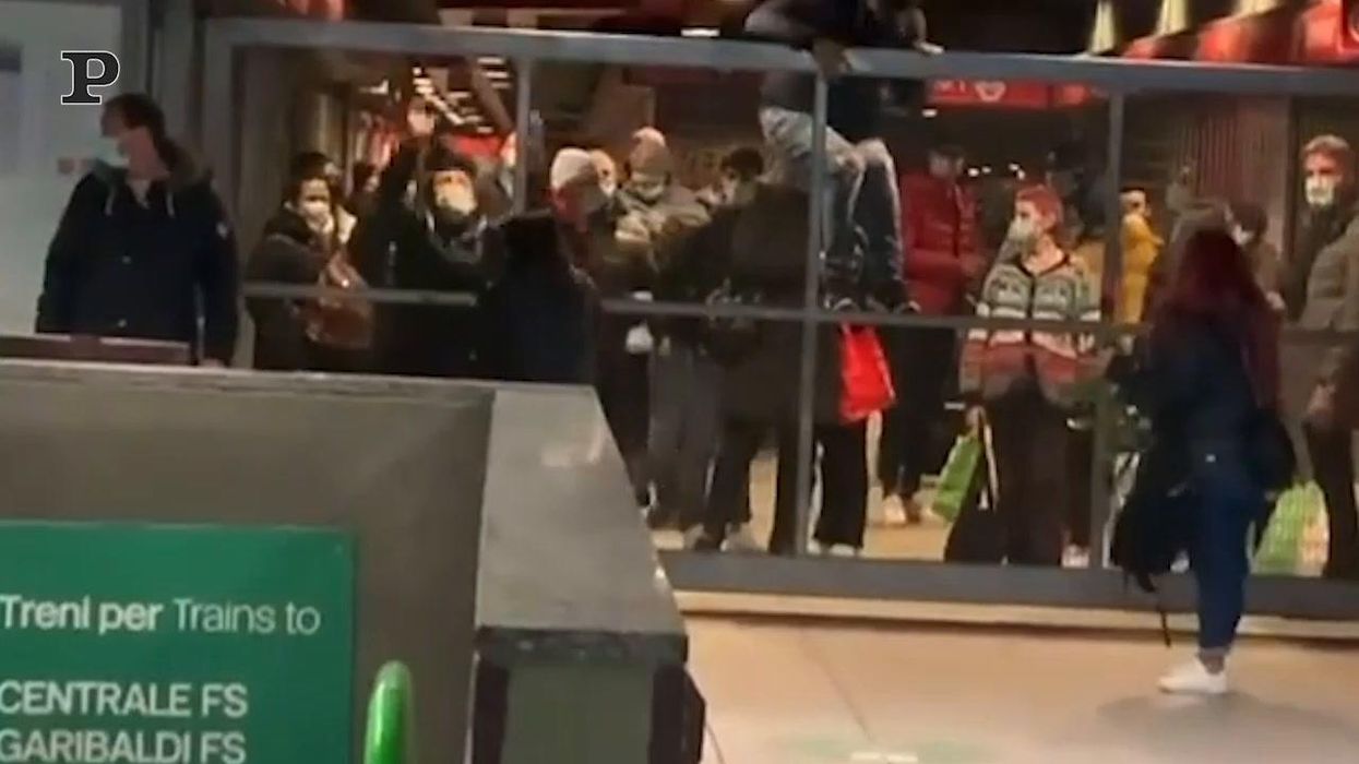 Metropolitana a Milano, i passeggeri scavalcano i cancelli | video