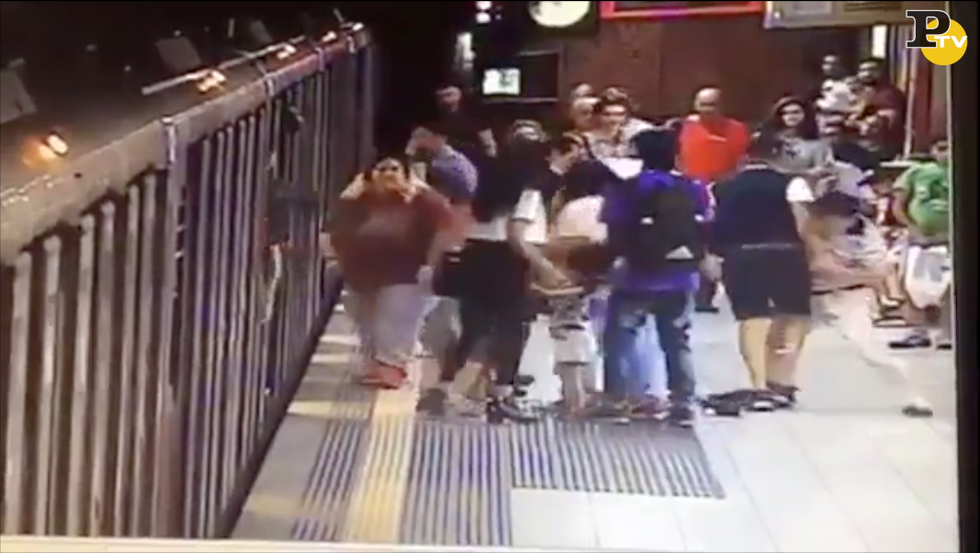 metropolitana milano borseggiatore placcaggio arresto video