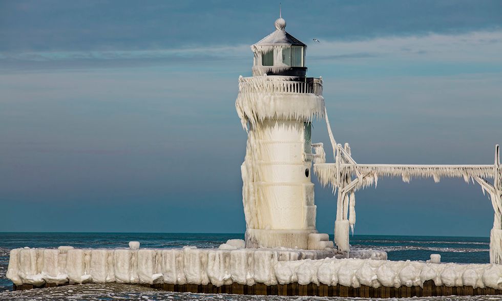 Michigan, il faro di St. Joseph coperto dal ghiaccio