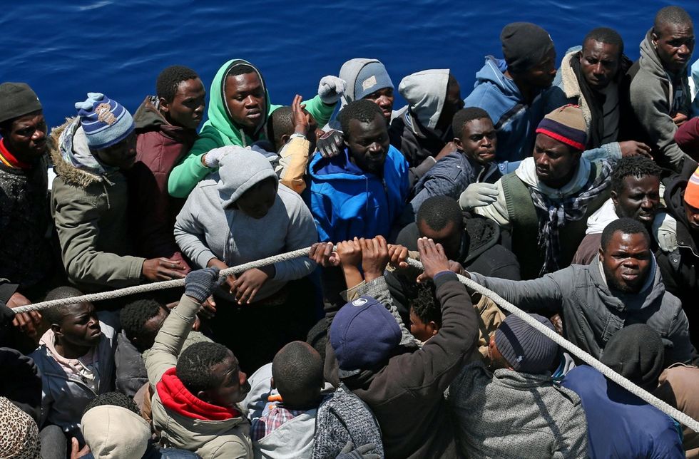 Mediterraneo, si ribalta un altro barcone di immigrati