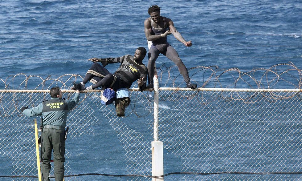 Migranti al confine dell'enclave spagnola di Ceuta, Marocco