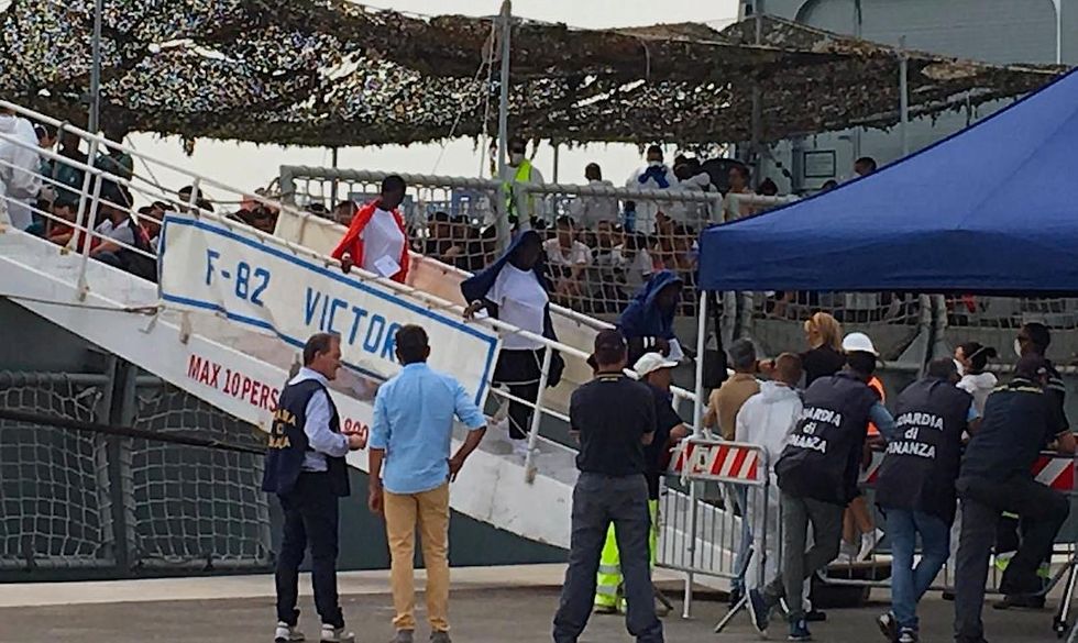 Migranti: arrivata a Cagliari nave spagnola con 903 profughi