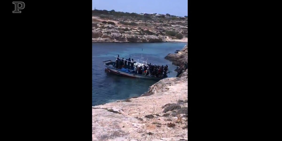 Lampedusa, 26 migranti sbarcano tra i turisti che fanno il bagno