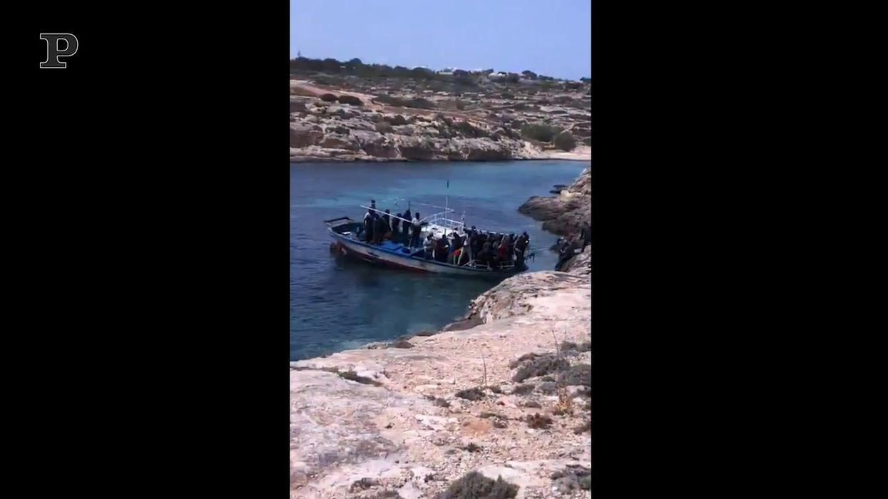 Lampedusa, 26 migranti sbarcano tra i turisti che fanno il bagno