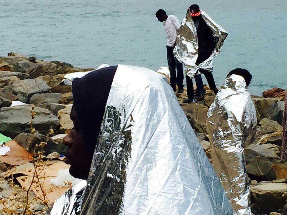 Ventimiglia: le foto dei migranti sugli scogli