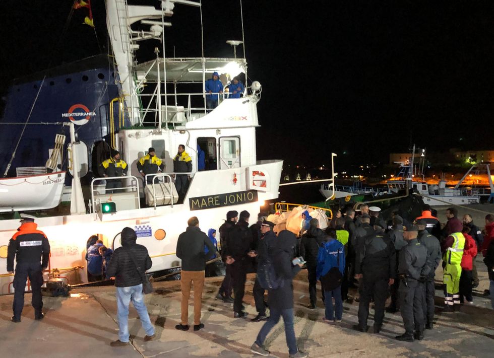 Migranti: Mare Jonio in porto Lampedusa