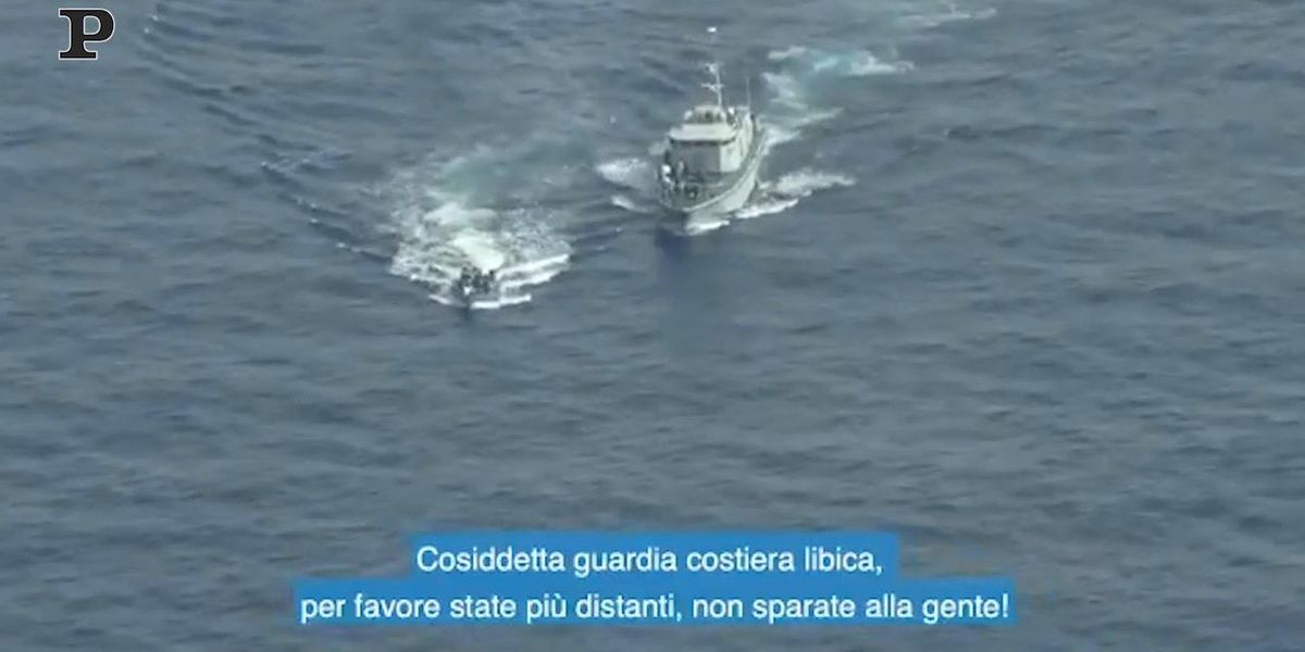 Migranti, motovedetta libica spara su un barcone | video