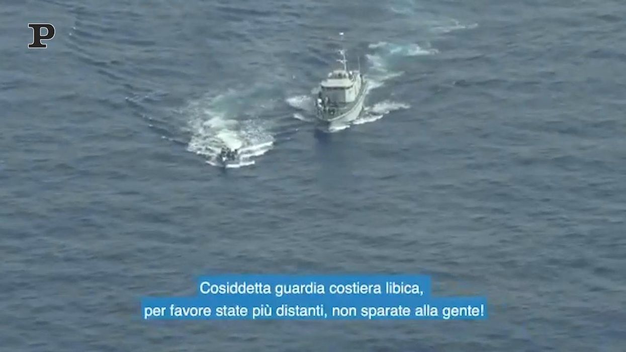 Migranti, motovedetta libica spara su un barcone | video