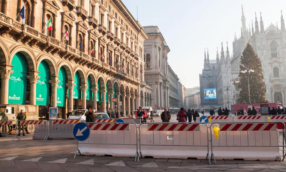 Milano, barriere anticamion a protezione dei mercatini di Natale