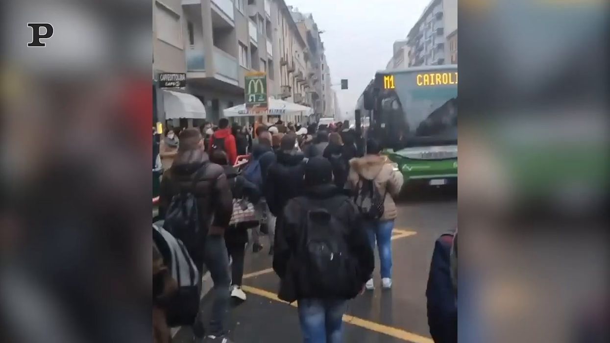 Milano persone ammassate sul marciapiede in attesa del bus | video