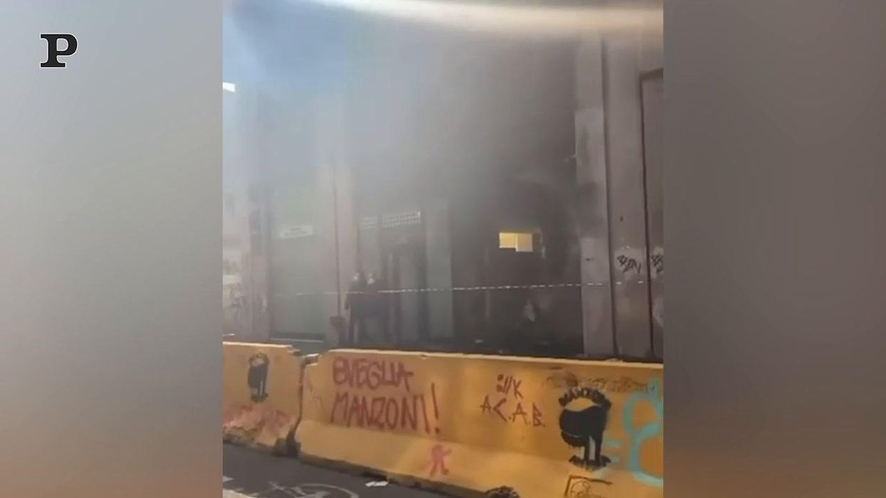 Milano, moto in fiamme distrugge l'ingresso di una banca | Video