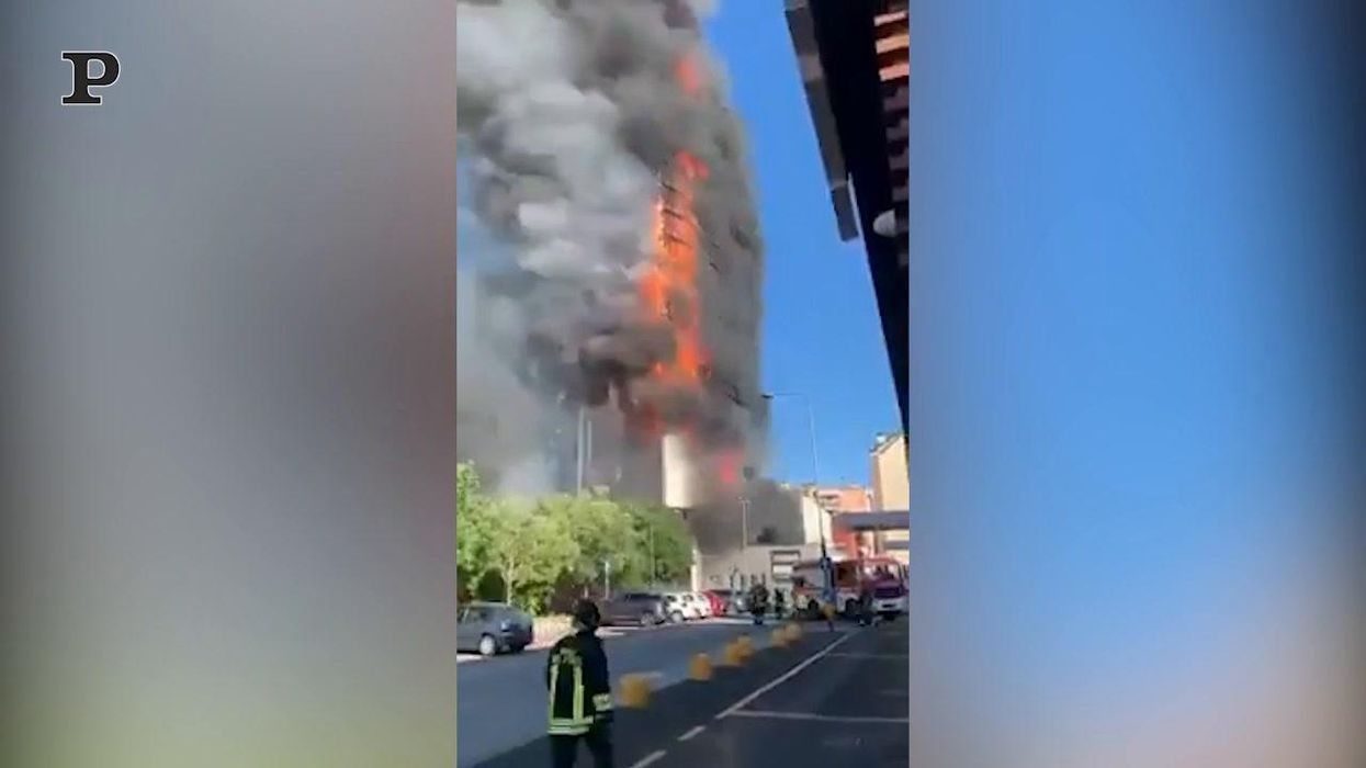 Milano, palazzo di 15 piani in fiamme: salvi i 30 inquilini | video