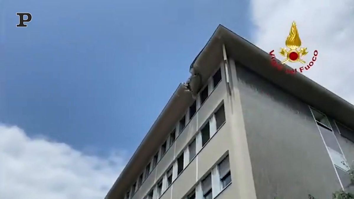 Milano, trivella crolla e sfonda un palazzo | video