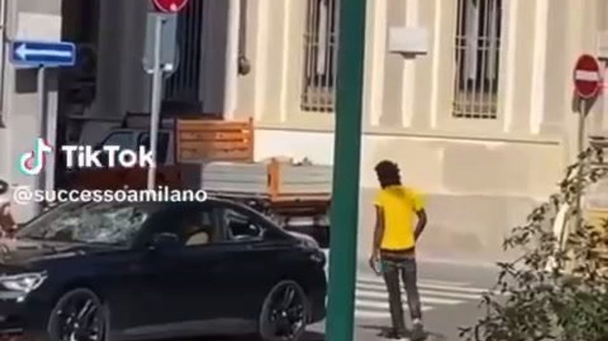 A Milano un immigrato distrugge un'auto con una pietra | video