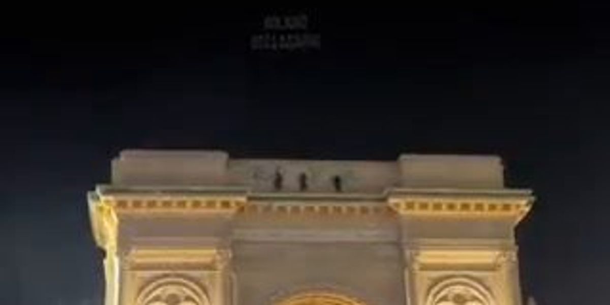 Writer imbrattano l'arco della Galleria Vittorio Emanuele a Milano | video