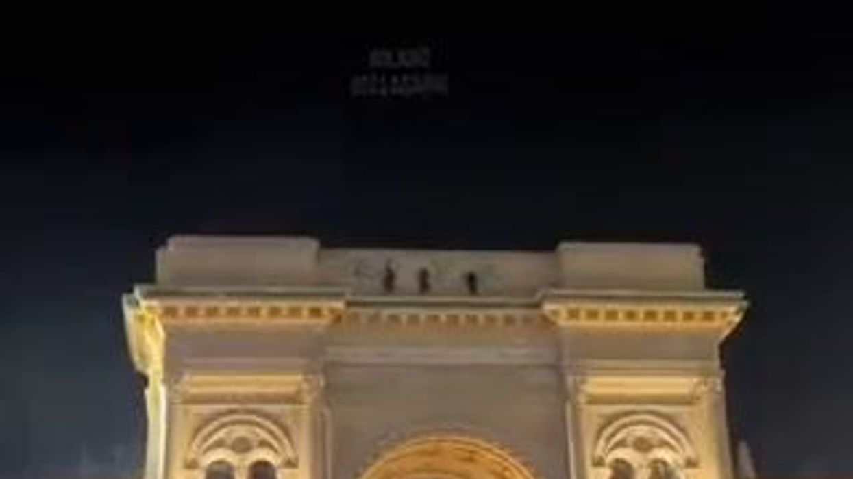 Writer imbrattano l'arco della Galleria Vittorio Emanuele a Milano | video