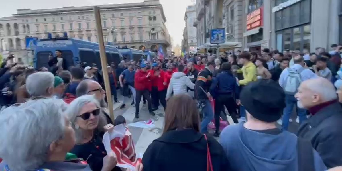Milano, scontri durante il corteo del 25 aprile | video
