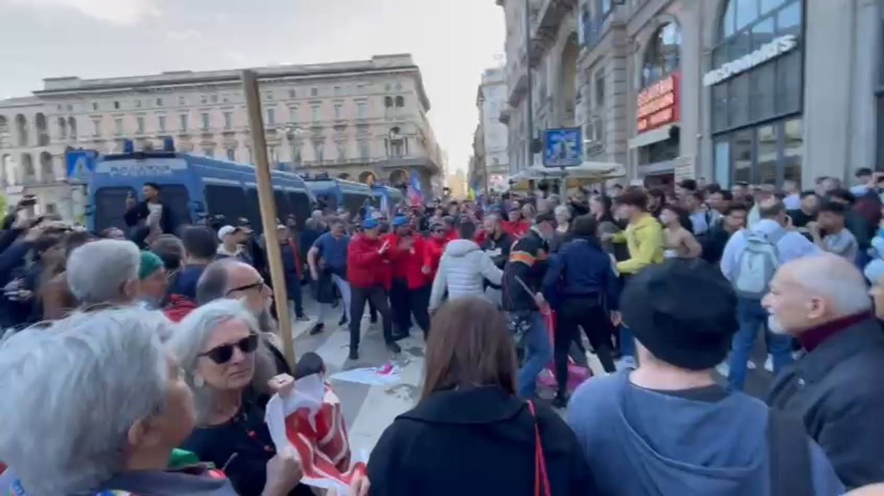 Milano, scontri durante il corteo del 25 aprile contro la Brigata Ebraica | video